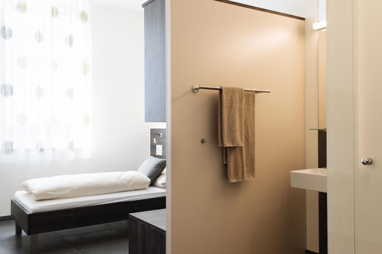 Eee Hotel Traun Exteriör bild