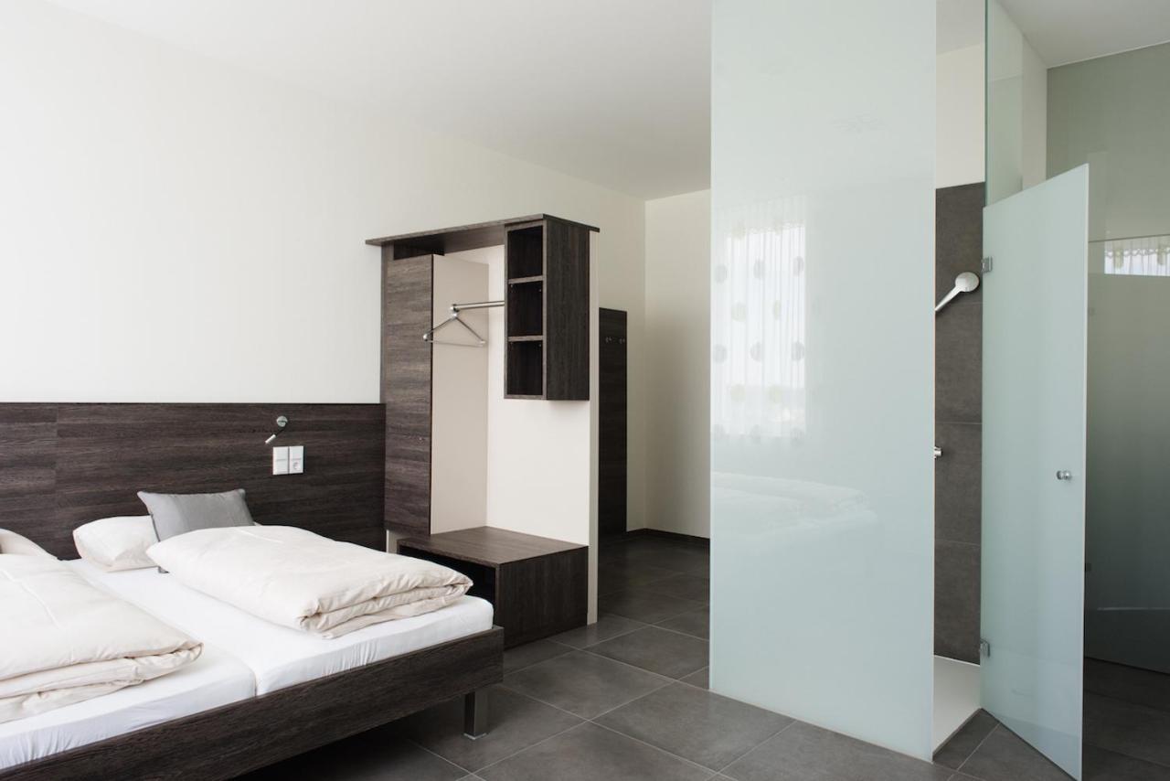 Eee Hotel Traun Exteriör bild
